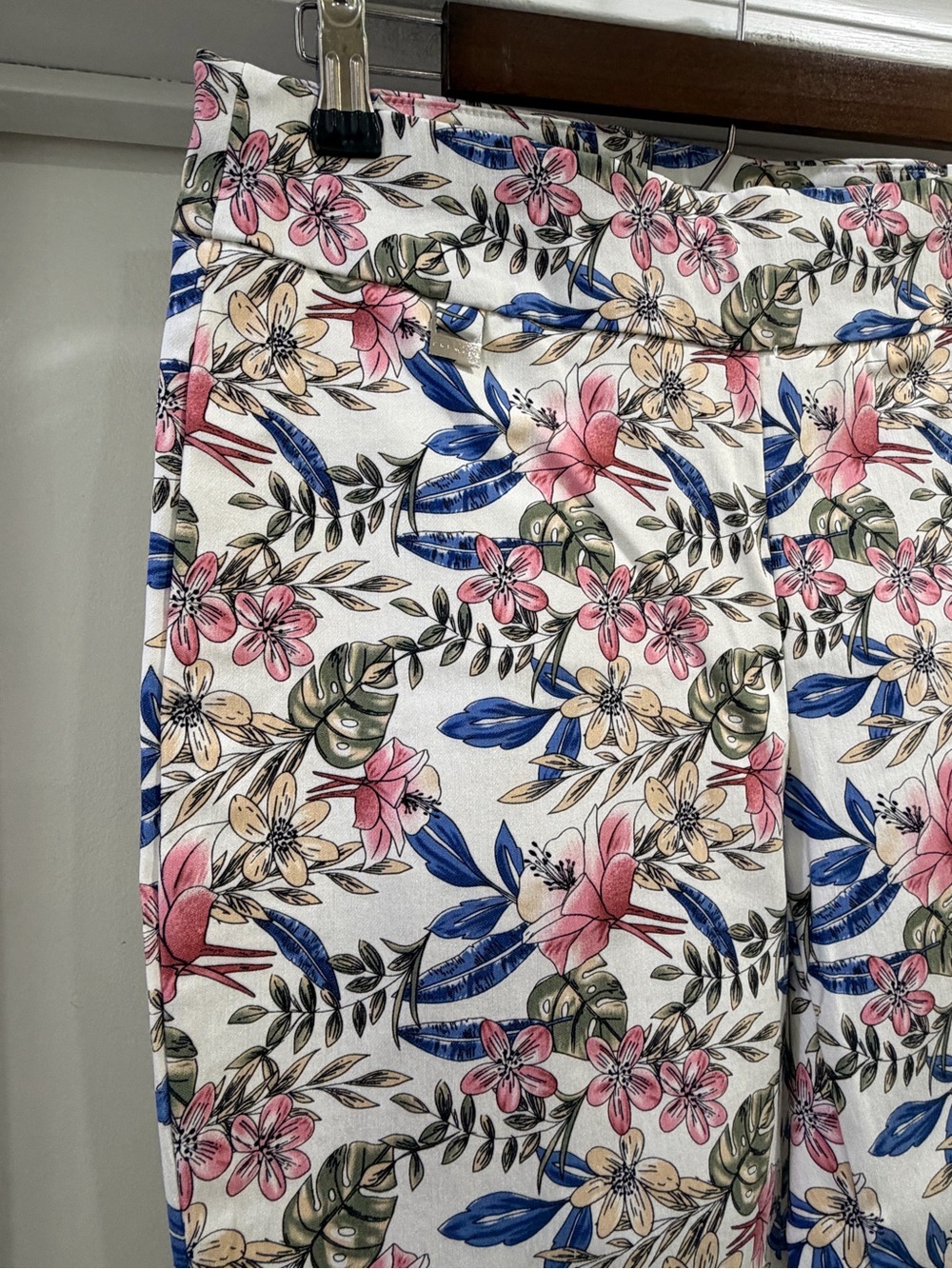 Premise ππ Capri Tropical Floral Stretch Tummy Control Pull-On Size Medium - Picture 4 of 15